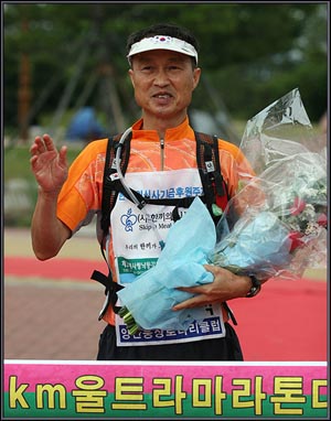 울트라 마라토너들은 그저 뛰기만 하는 것은 아니다. 행사 참가비를 통해 모여진 수익금을 결식아동들을 돕는 '한 끼의 식사기금'에 기증하는 자선사업과 병행한다. 